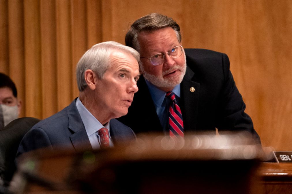 Senators introduce bipartisan bill to improve federal agencies ...