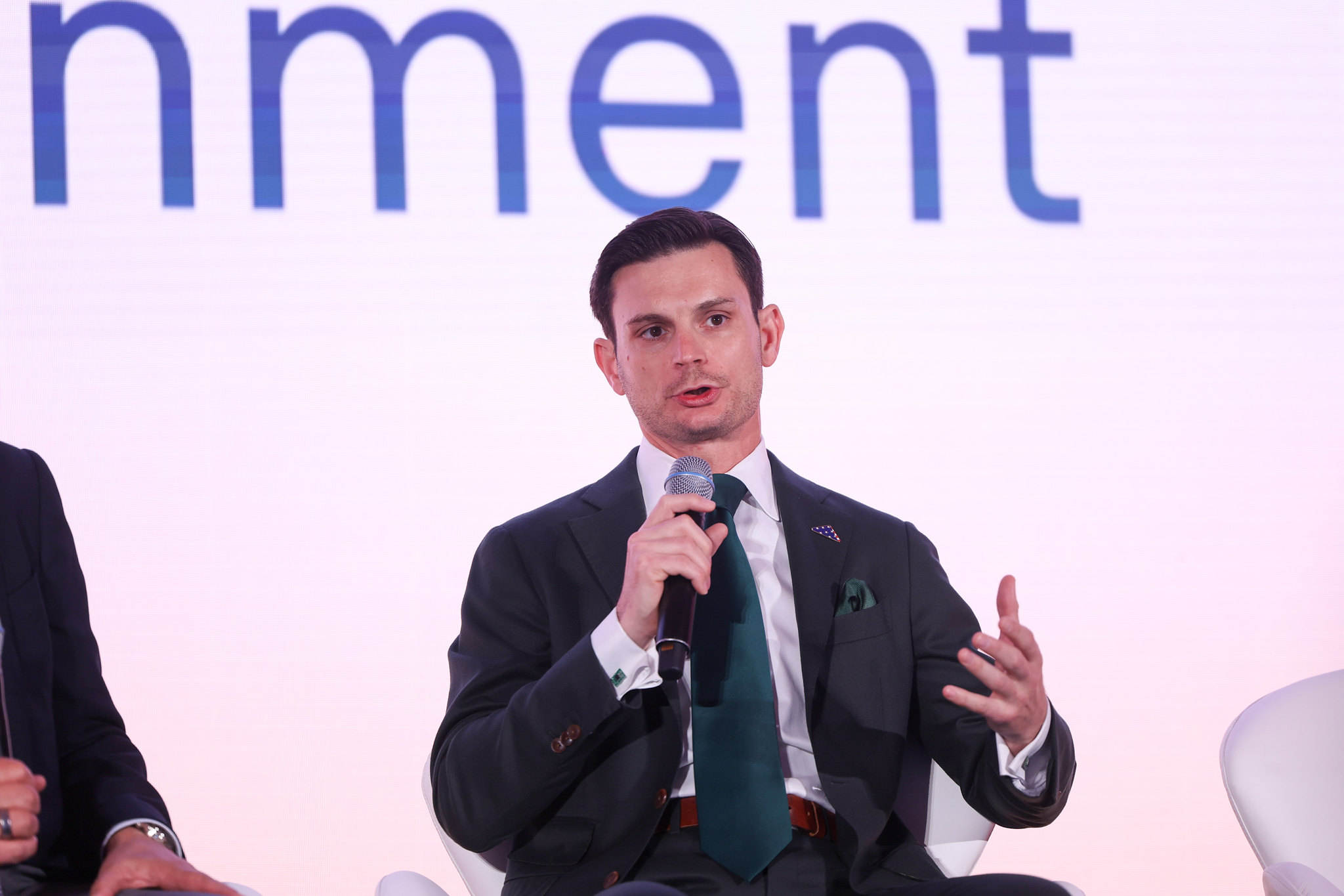 OMB plans to make IT contract data collection public, per federal CIO